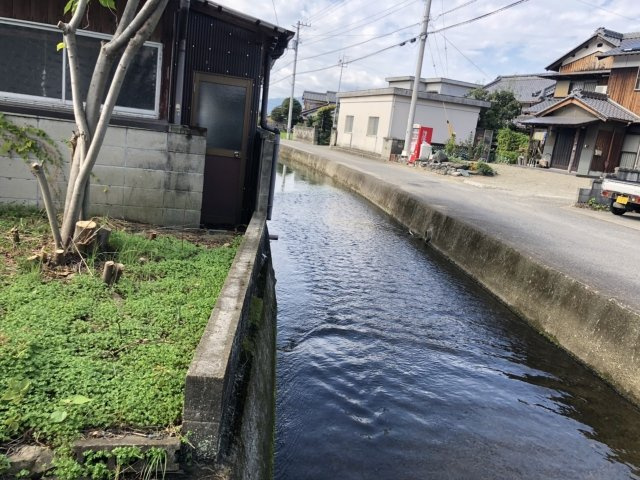 西条市安知生　中古住宅の前面道路含む現地写真