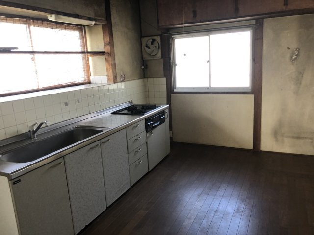 西条市安知生　中古住宅のキッチン