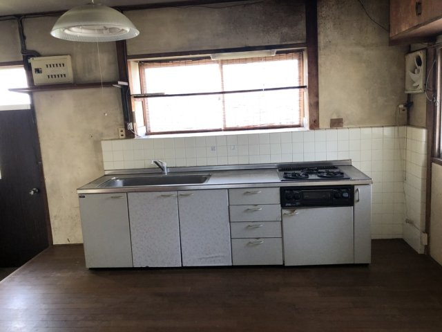 西条市安知生　中古住宅のキッチン