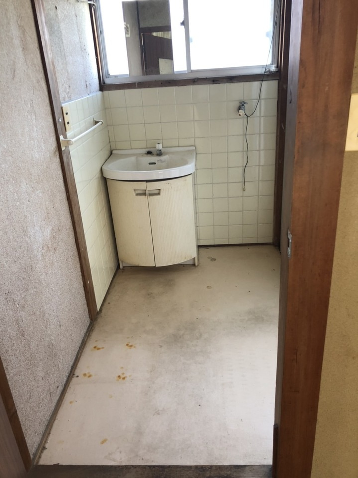 西条市安知生　中古住宅の独立洗面台
