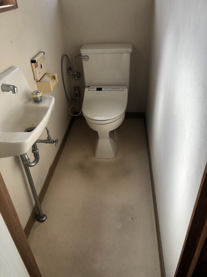 西条市安知生　中古住宅のトイレ
