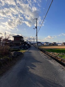 売土地の前面道路含む現地写真