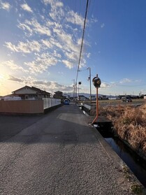売土地の前面道路含む現地写真
