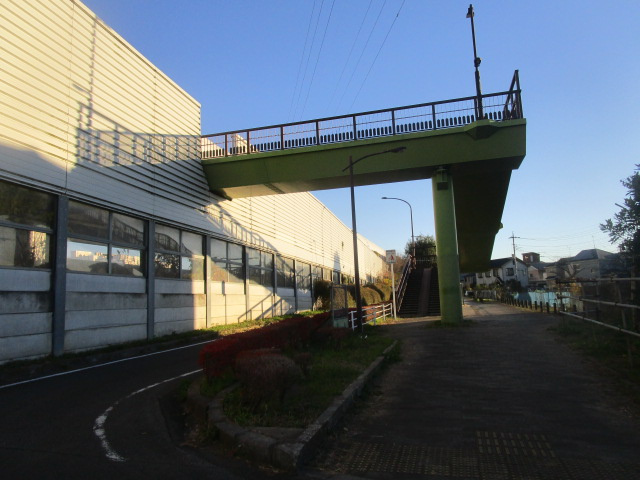 三郷市鷹野４丁目の工場の周辺