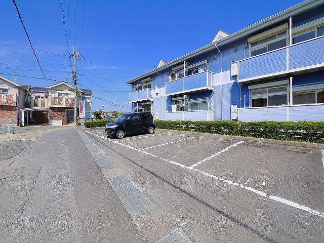 エクセルハイムの駐車場|車をお持ちの方に嬉しい駐車場付きの物件です