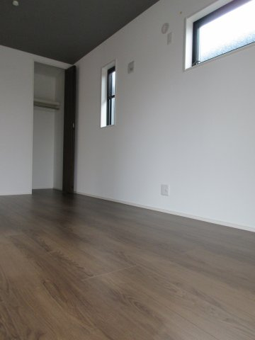 武蔵村山市中央3丁目 未入居住宅全10棟の洋室|9.0帖の大きい部屋なのでタブルベッドを置いてもゆとりがありますよ♪
