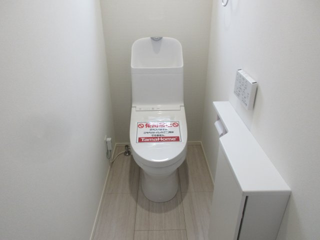 武蔵村山市中央3丁目 未入居住宅全10棟のトイレ|2階温水シャワートイレ