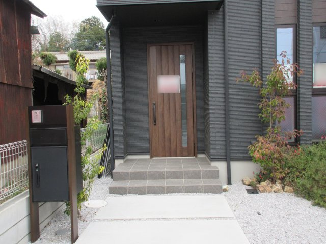 武蔵村山市中央3丁目 未入居住宅全10棟の玄関|不在時に荷物を受け取れる便利な宅配BOX付き。