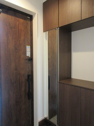 武蔵村山市中央3丁目 未入居住宅全10棟の玄関|お出かけ前の身だしなみチェックに便利な全身ミラー付き☆