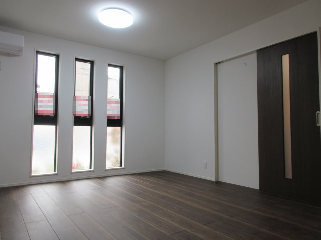 武蔵村山市中央3丁目 未入居住宅全10棟の居間・リビング|足元からポカポカの快適床暖房のあるリビング。