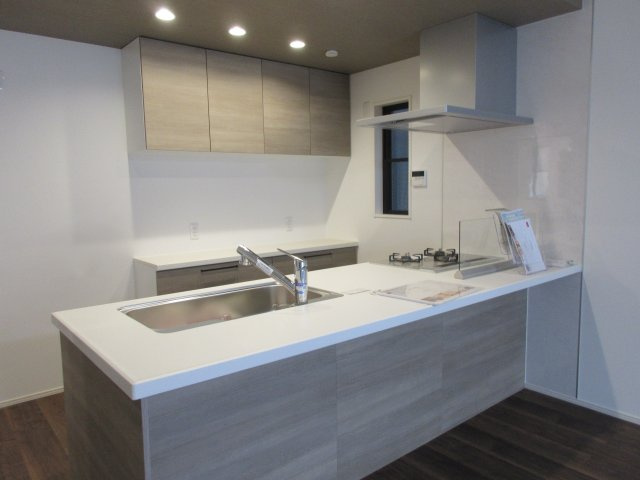 武蔵村山市中央3丁目 未入居住宅全10棟のキッチン|ペニンシュラキッチンで開放感のある空間を実現。。♪