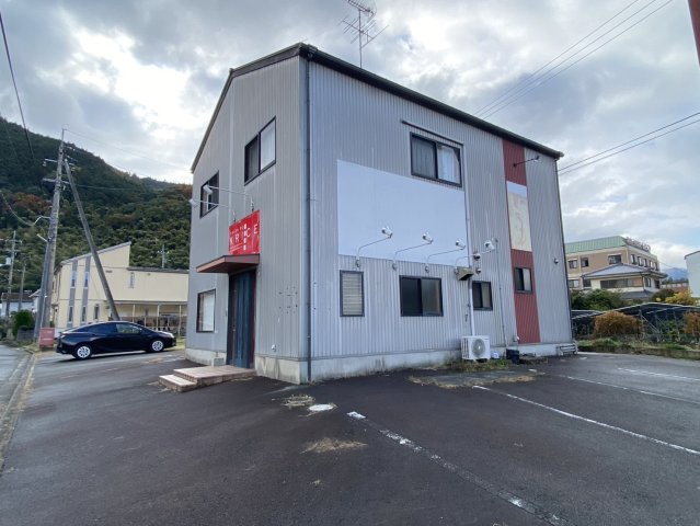 西条市小松町大頭　店舗住宅の外観