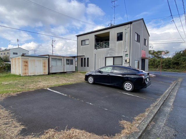 西条市小松町大頭　店舗住宅の駐車場