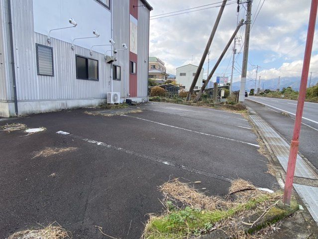 西条市小松町大頭　店舗住宅の駐車場