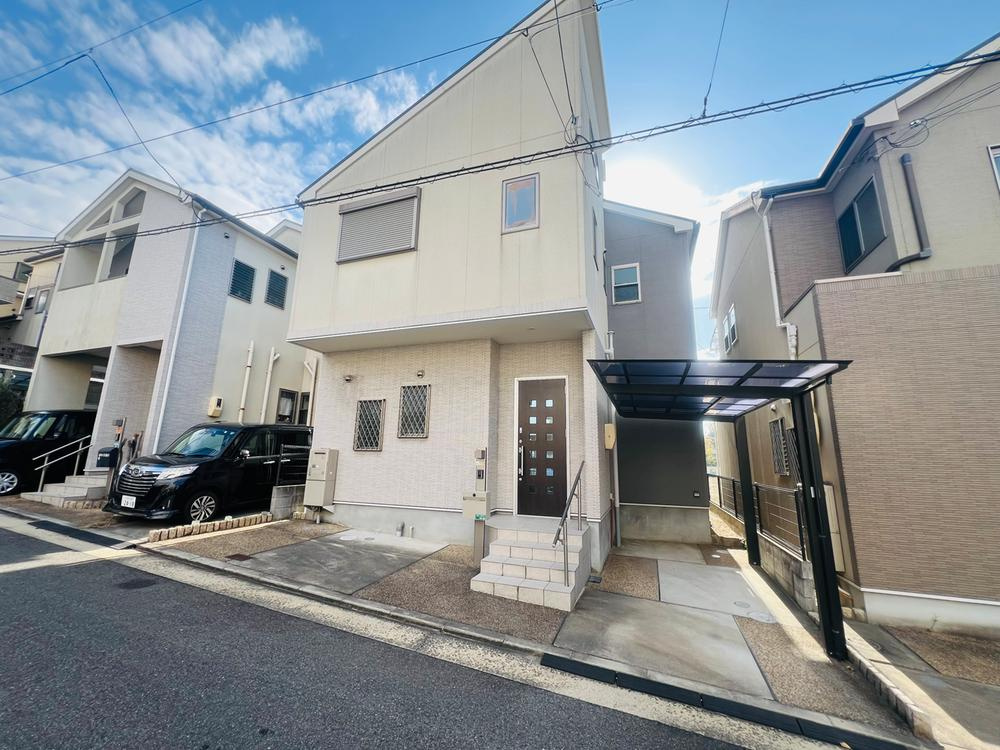 香里ケ丘9丁目　中古一戸建ての外観|新しい生活にいかがでしょうか？外観はお住まいの顔になります。こだわりたいポイントですね。外壁塗装や屋根塗装のご相談も承っております。
■現地内覧・資金計画相談・住宅ローン相談もお問合せ受付中■