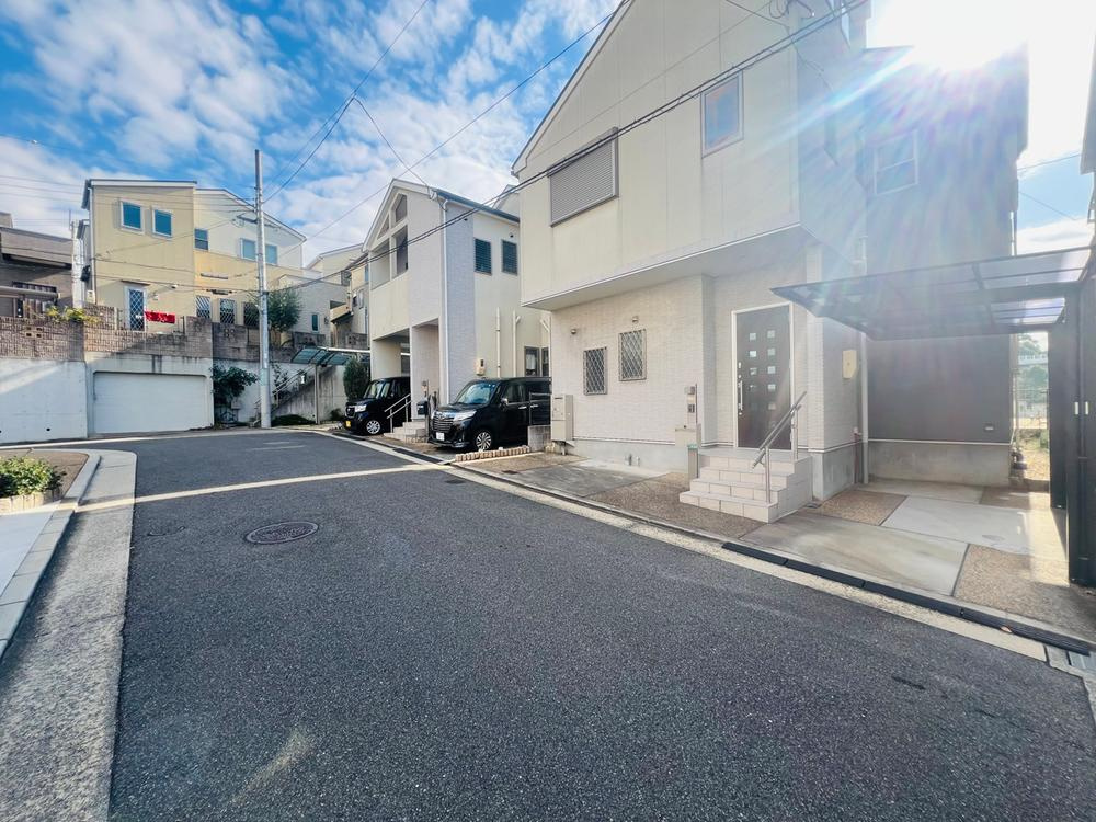 香里ケ丘9丁目　中古一戸建ての前面道路含む現地写真|前面道路含む現地写真
■物件内覧・資金計画相談・住宅ローン相談、リフォーム相談、お問合せ受付中■
※当日・翌日のご内覧、ご相談はお電話でのお問合せがスムーズです！