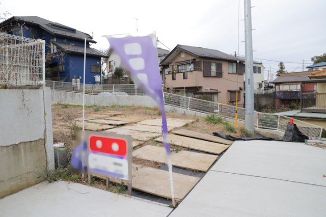 【外観】 | 土地を買う際、住む地域の自治体や福祉の補助制度にも注目してみましょう。子供や老人の医療補助やゴミ出しのルールなど、自治体によってルールに大きな違いがあるため、暮らしやすい土地で判断するとよいでしょう。