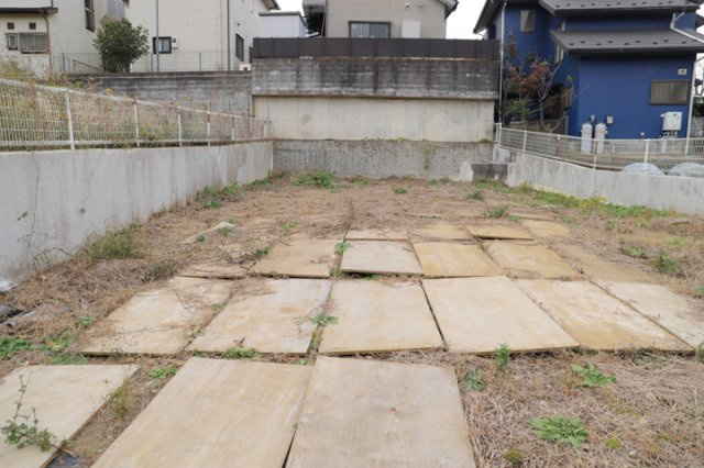 【外観】 | 現地に行くなら、物件の周囲の地形がどうなっているかを見ることも大切です。周辺より低くなっている土地では、大雨などで水が集まりやすいため、地盤が弱くなっているということも考えられるため、注意が必要です。