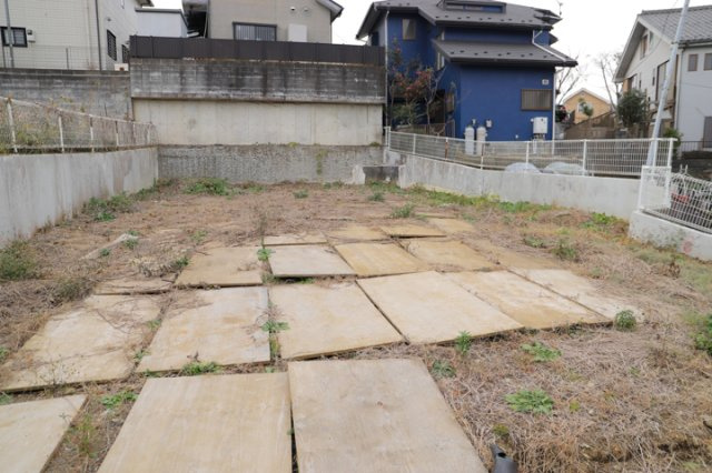 【外観】 | 隣家の土地はどうなっているのか、生活利便施設が近くにあるのか、学校まで近いかなど、お客様のライフスタイルにあわせたイメージが重要です。また、近くにあると困る施設が近くにないかも確認するといいでしょう。