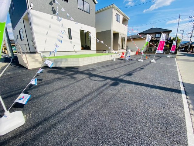 クレイドルガーデン／東区桜木第４／２号棟の前面道路含む現地写真|ゆとりのある駐車スペース