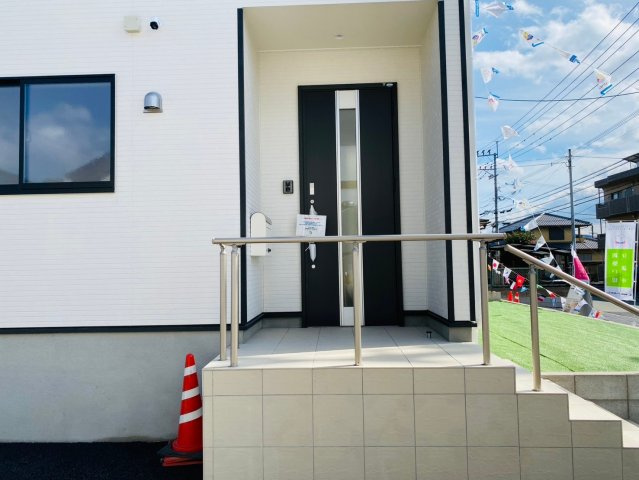 クレイドルガーデン／東区桜木第４／２号棟のエントランス|明るい印象の玄関。雨の日でも濡れずに宅配の荷物が受け取れます。