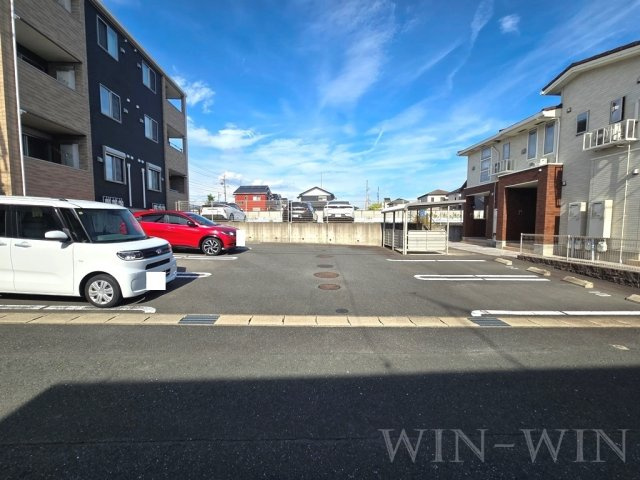 ウエスト・ヌーヴォー Ⅱの駐車場