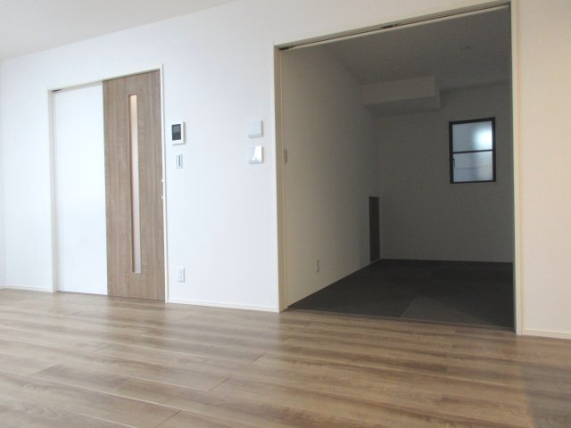 武蔵村山市中央3丁目 未入居住宅全10棟の居間・リビング|6帖の和室は引き込み戸に付きリビングと一体化して開放感があります。