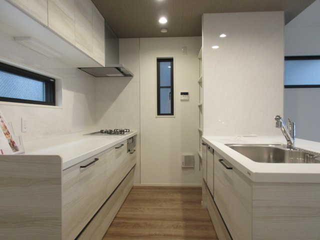 武蔵村山市中央3丁目 未入居住宅全10棟のキッチン|アイランドタイプの二の字型キッチン！収納たっぷりです。