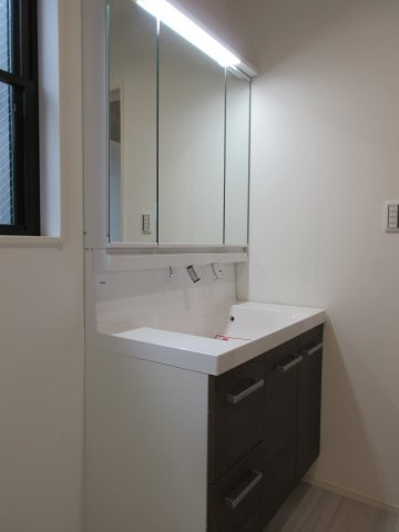 武蔵村山市中央3丁目 未入居住宅全10棟の独立洗面台|身だしなみを整えやすく、収納たっぷりの三面鏡付洗面化粧台☆