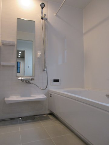 武蔵村山市中央3丁目 未入居住宅全10棟の浴室|のびのび１坪タイプバスルーム。お子様と一緒に入っても足を伸ばしてゆっくり入れますよ。