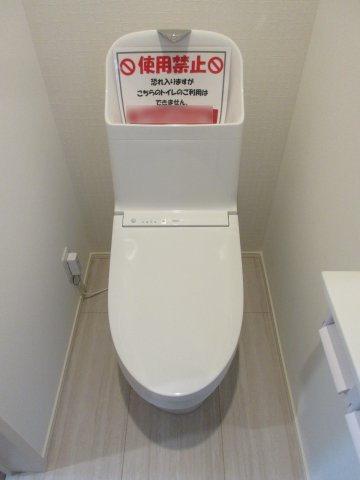 武蔵村山市中央3丁目 未入居住宅全10棟のトイレ|1階温水シャワートイレ