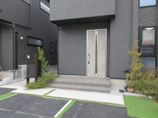 武蔵村山市中央3丁目 未入居住宅全10棟の玄関|不在時に荷物を受け取れる便利な宅配BOX付き。