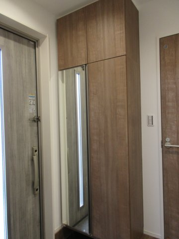 武蔵村山市中央3丁目 未入居住宅全10棟の玄関|お出かけ前の身だしなみチェックに便利な全身ミラー付き♪