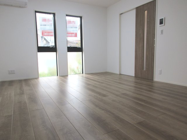 武蔵村山市中央3丁目 未入居住宅全10棟の居間・リビング|2面採光の明るいリビング♪