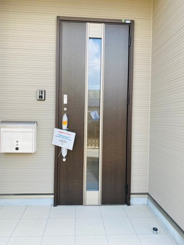 クレイドルガーデン／東区桜木第４／３号棟のエントランス|明るい印象の玄関。雨の日でも濡れずに宅配の荷物が受け取れます。