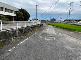 売土地の前面道路含む現地写真