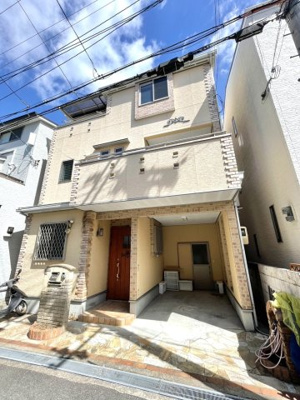 【外観】 | 豊中市夕日丘２丁目中古戸建 | 静かな住環境が魅力の夕日丘２丁目中古戸建！
2階に水回りが集約され、家事動線スムーズな間取りです。
スーパー徒歩5分で日々の生活も便利♪