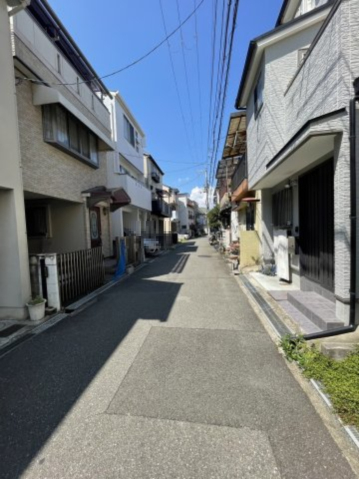 豊中市夕日丘２丁目中古戸建の前面道路含む現地写真