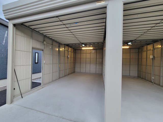 伴中央ガレージの駐車場