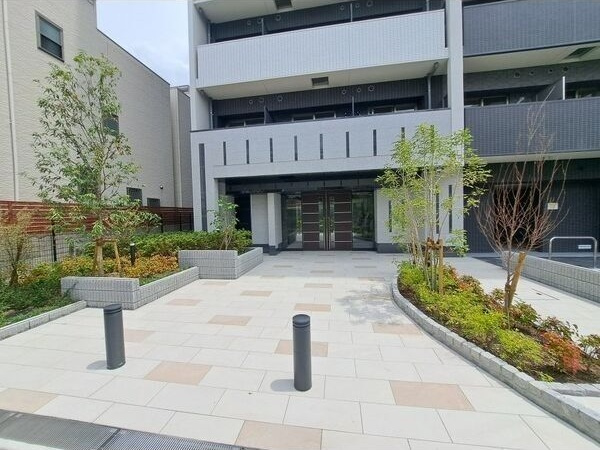 スプランディッド新大阪WESTのエントランス