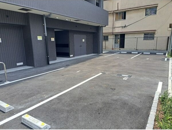 スプランディッド新大阪WESTの駐車場