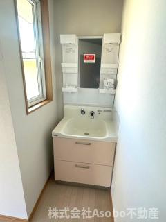 矢巾町高田二世帯中古住宅の独立洗面台|２F洗面台