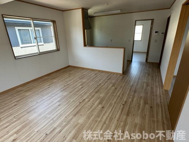 矢巾町高田二世帯中古住宅の居間・リビング|２Fのリビング。ゆったりとした居間です