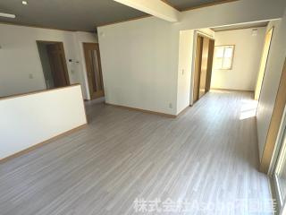 矢巾町高田二世帯中古住宅の居間・リビング|１Fリビング