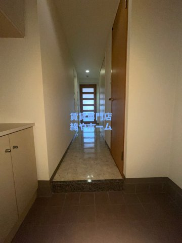 ソレアードトレスなんばWESTの玄関|収納もある玄関です