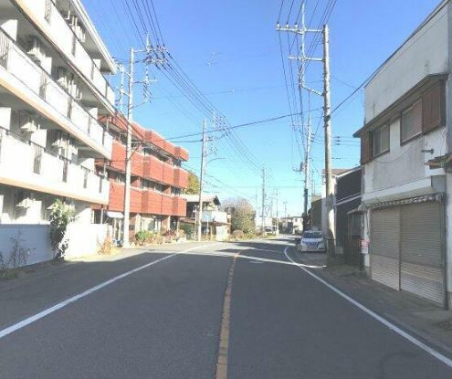 【土地】坂戸市鎌倉町建築条件無し売地の前面道路含む現地写真