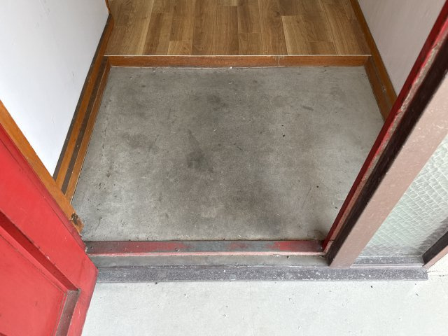 フラワーハイツの玄関