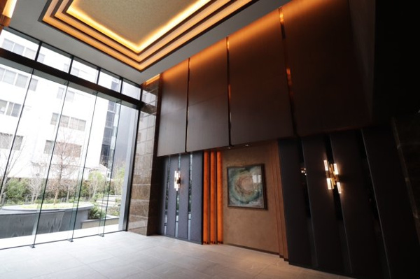 【エントランス】 | 【グランドエントランス】水景とシンボルツリーを望む、二層吹き抜けの伸びやかな空間に、美しい間接照明！