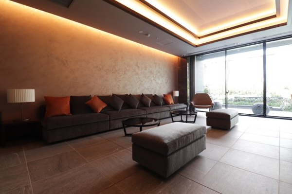 【その他共用部分】 | 【パーティールーム】ワイドなガラス面から自然光が差し込みます。窓の外はテラスとなっています！