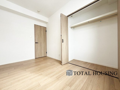 【洋室】 | アルファコート白石 | 洋室　約6.3帖
充分な広さと収納機能を備えた部屋はお子様の自発性と成長を促します。お子様の成長を支える、勉強や好きなことに没頭する学びの空間にどうぞ。